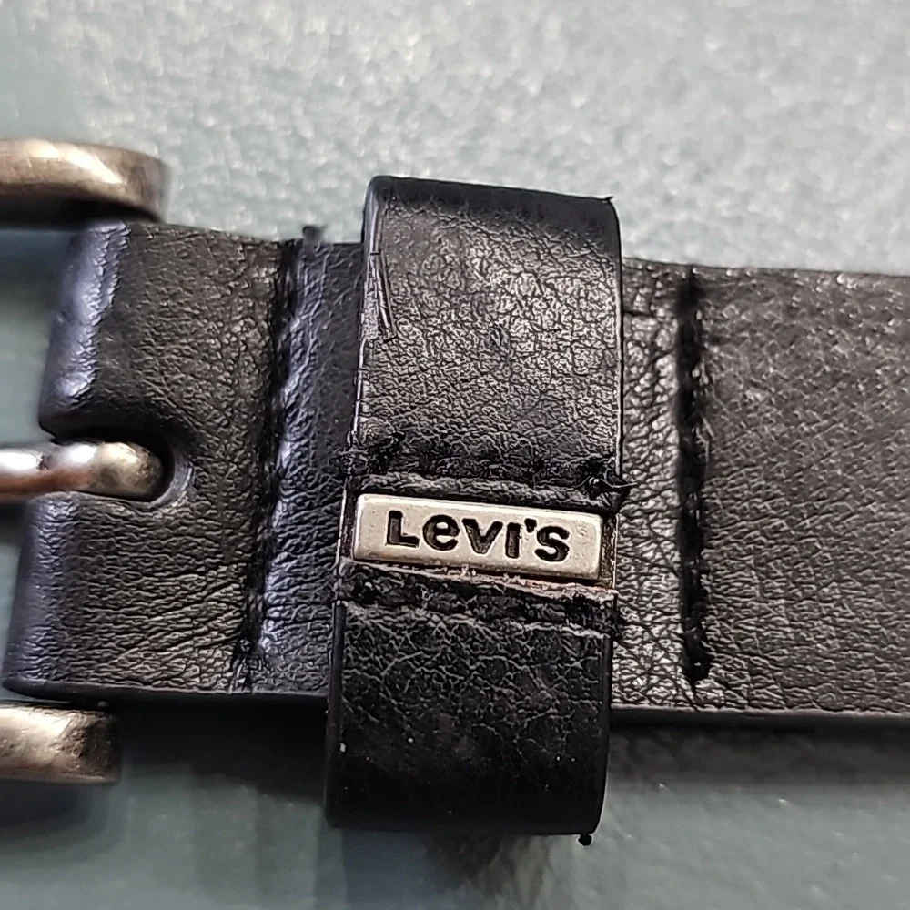 Levi's black with silver buckle large‎ belt. 31-32.
